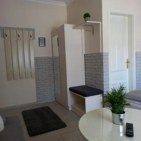 Viola Vendeghaz 3* Pápa