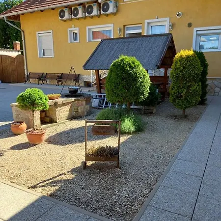 Viola Vendeghaz Frühstückspension 3*