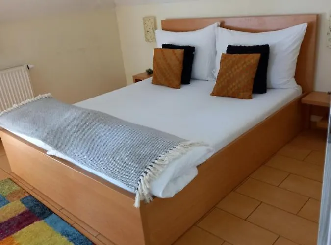 Viola Vendeghaz Bed & Breakfast 3*